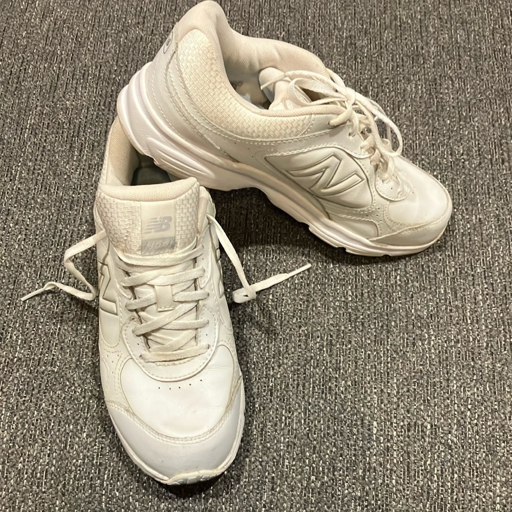 EUC Sz 8.5 New Balance women’s walking sneakers